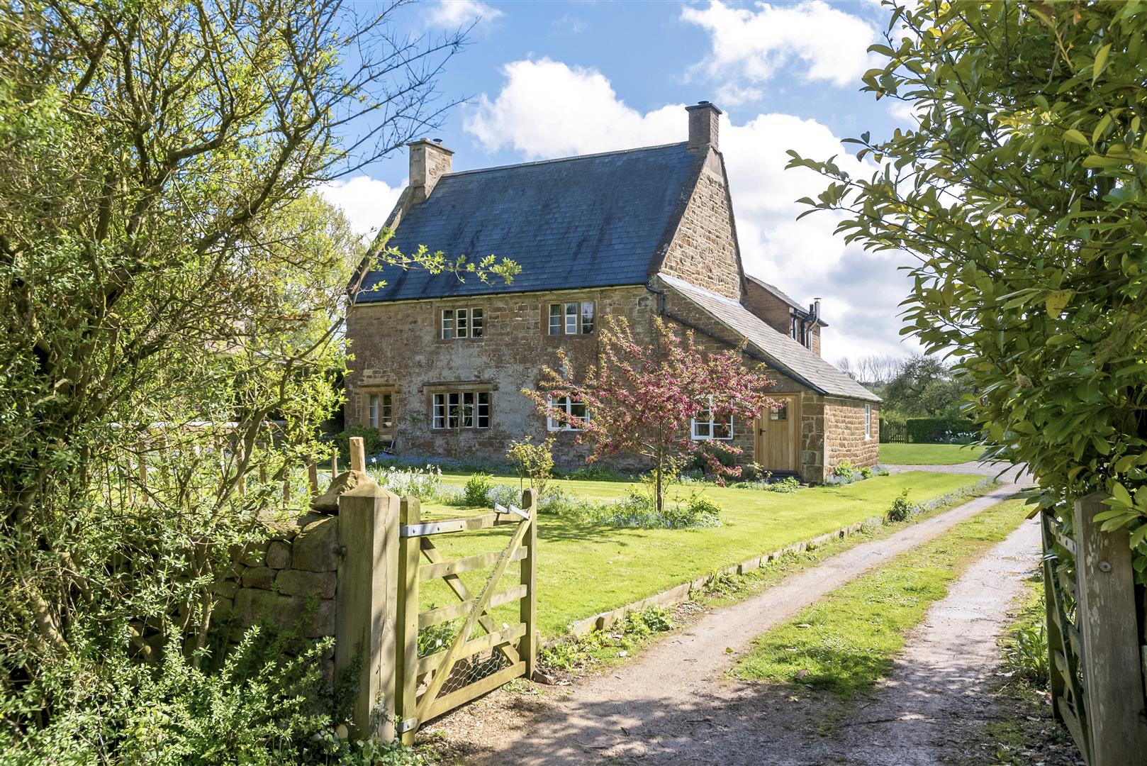 2 Bed, 1 Bath Property For Sale in Lower Brailes, OX15 5HZ